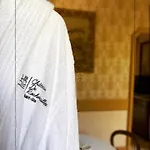 Romantique D'isoarde Des Baux - Chateau De Rochetaillee Bed & Breakfast 4*