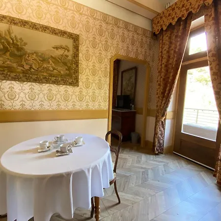 Oda ve Kahvaltı Romantique D'isoarde Des Baux - Chateau De Rochetaillee